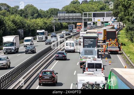 Unna, Germania. 11 luglio 2024. Traffico intenso sulla superstrada A44 allo svincolo Unna-Ost - una delle vie di deviazione. L'autostrada 1, normalmente trafficata, è chiusa in entrambe le direzioni tra lo svincolo di Kamen e Dortmund/Unna a causa di una perdita dal trasportatore di merci pericolose. Credito: Alex Talash/dpa/Alamy Live News Foto Stock