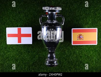 10 luglio 2024, Berlino, Germania. Bandiere delle squadre nazionali partecipanti alle finali del Campionato europeo di calcio di Spagna Euro 2024 ed e Foto Stock