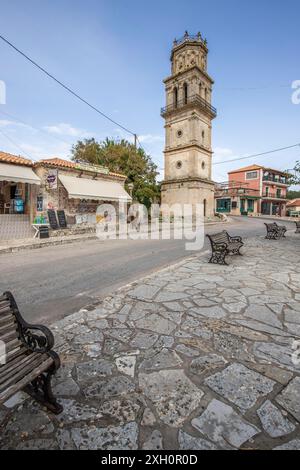 Ottima città e edifici tipici greci. Paesaggio urbano mediterraneo la sera al tramonto a Zante, Isole Ionie, Grecia Foto Stock