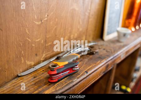 Un assortimento di utensili su un ripiano in legno in un'officina ben organizzata Foto Stock