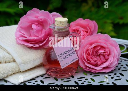 Bagno in schiuma di fiori di rosa e fiori di rosa, benessere Foto Stock