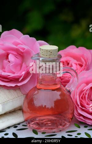 Bagno in schiuma di fiori di rosa e fiori di rosa, benessere Foto Stock