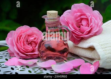 Bagno in schiuma di fiori di rosa e fiori di rosa, benessere Foto Stock