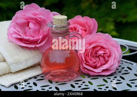 Bagno in schiuma di fiori di rosa e fiori di rosa, benessere Foto Stock