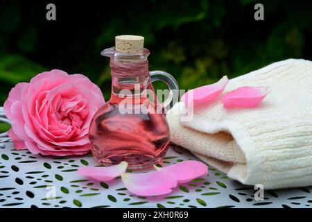 Bagno in schiuma di fiori di rosa e fiori di rosa, benessere Foto Stock