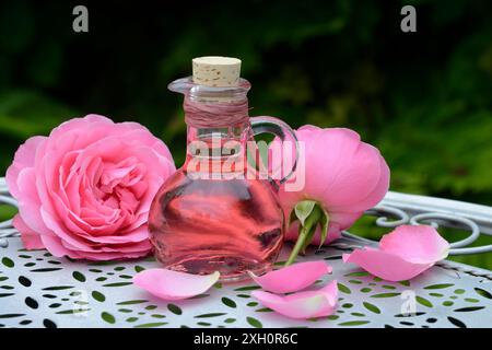 Bagno in schiuma di fiori di rosa e fiori di rosa, benessere Foto Stock