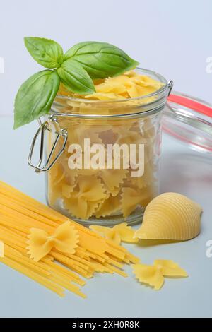 Vari tipi di pasta con contenitore in vetro, varietà di pasta Foto Stock