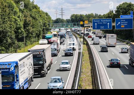 Unna, Germania. 11 luglio 2024. Traffico intenso sulla superstrada A44 allo svincolo Unna-Ost - una delle vie di deviazione. L'autostrada 1, normalmente trafficata, è chiusa in entrambe le direzioni tra lo svincolo di Kamen e Dortmund/Unna a causa di una perdita dal trasportatore di merci pericolose. Credito: Alex Talash/dpa/Alamy Live News Foto Stock