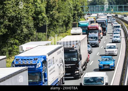 Unna, Germania. 11 luglio 2024. Traffico intenso sulla superstrada A44 allo svincolo Unna-Ost - una delle vie di deviazione. L'autostrada 1, normalmente trafficata, è chiusa in entrambe le direzioni tra lo svincolo di Kamen e Dortmund/Unna a causa di una perdita dal trasportatore di merci pericolose. Credito: Alex Talash/dpa/Alamy Live News Foto Stock