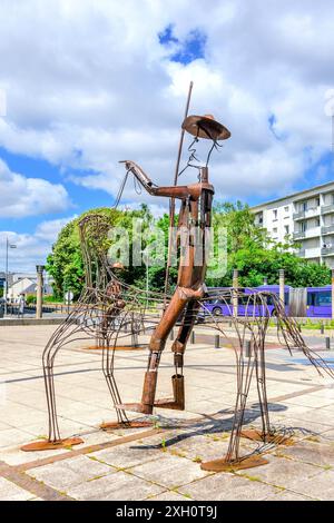 Scultura raffigurante Don Chisciotte, dello scultore locale Jean Vindras, di fronte alla stazione ferroviaria di Saint-Pierre-des-Corps, Tours, Indre-et-Loire (37), Francia. Foto Stock