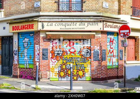 Panificio organico con graffiti di Street art dipinti su persiane di sicurezza per porte e finestre - Montreuil 93100, Senna-Saint-Denis, Francia. Foto Stock