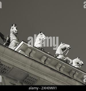 Vista della Quadriga alla porta di Brandeburgo a Berlino dal basso Foto Stock