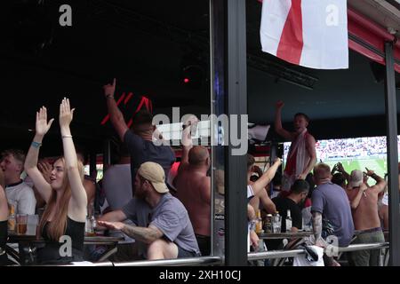 Benidorm, Spagna 06-07-2024 entusiasti tifosi inglesi che celebrano la vittoria della Coppa d'Europa Foto Stock