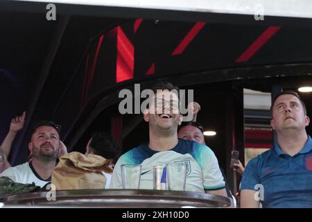 Benidorm, Spagna 06-07-2024 entusiasti tifosi inglesi che celebrano la vittoria della Coppa d'Europa Foto Stock