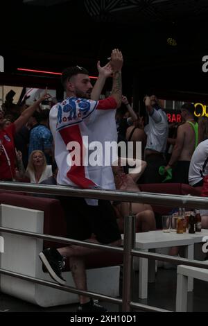 Benidorm, Spagna 06-07-2024 entusiasti tifosi inglesi che celebrano la vittoria della Coppa d'Europa Foto Stock