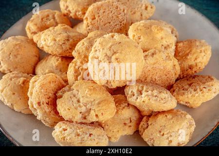 Amaretti, biscotti tradizionali italiani alle mandorle su sfondo scuro Foto Stock