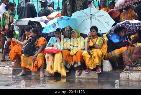 MUMBAI, INDIA - 10 LUGLIO: Le signore portano gli ombrelli per combattere la pioggia intermittente fuori dal sentiero di Azad Maidan al CST, il 10 luglio 2024 a Mumbai, India. (Foto di Bhushan Koyande/Hindustan Times/Sipa USA ) Foto Stock