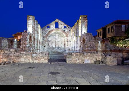 Nesebar, punto di riferimento della Bulgaria, rovine della Chiesa di Santa Sofia, crepuscolo orario di illuminazione blu nel centro storico di Nessebar Foto Stock