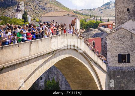 Mostar, Bosnia ed Erzegovina. 11 luglio 2024. Il musulmano bosniaco Emel Tiro salta dal Ponte Vecchio di Mostar come parte della commemorazione del 29° anniversario del massacro di Srebrenica a Mostar, Bosnia ed Erzegovina, l'11 luglio 2024. Foto: Denis Kapetanovic/PIXSELL credito: Pixsell/Alamy Live News Foto Stock