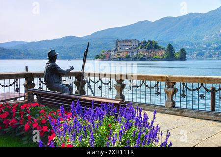 Vista dell'isola di San Giulio sul lago d'Orta in Italia, vista dell'isola di San Giulio sul lago d'Orta in Italia Foto Stock