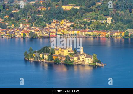 Vista dell'isola di San Giulio sul lago d'Orta in Italia, vista dell'isola di San Giulio sul lago d'Orta in Italia Foto Stock