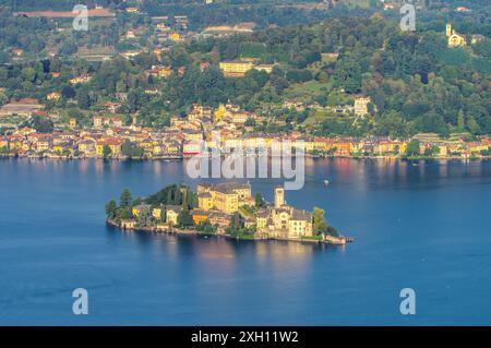 Vista dell'isola di San Giulio sul lago d'Orta in Italia, vista dell'isola di San Giulio sul lago d'Orta in Italia Foto Stock