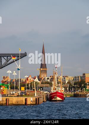 Vista del porto della città e della chiesa Petrikirche nella città anseatica di Rostock Foto Stock