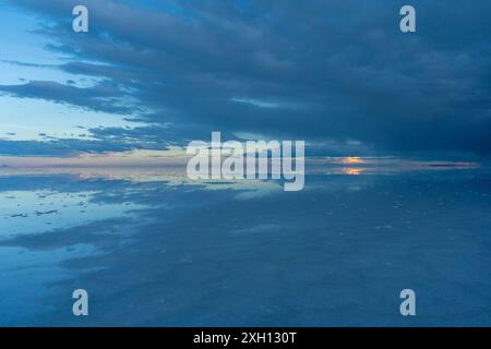 Le distese saline di Uyuni e la riflessione sull'acqua al tramonto. Vista aerea. Bolivia Foto Stock