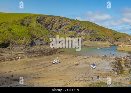 Port Isaac idilliaco e pittoresco villaggio di pescatori della Cornovaglia nel 1400 reso popolare dalla serie TV Doc Martin con Martin Clunes, Cornovaglia Inghilterra Regno Unito Foto Stock