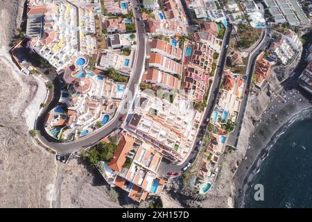 In aereo direttamente sopra la vista di Los Gigantes resort e scogliere (scogliere dei Giganti), Tenerife, Isole Canarie, Spagna. Foto di alta qualità Foto Stock
