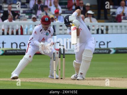 Londra, Regno Unito. 11 luglio 2024. L'England's Joe Root (Yorkshire) viene sconfitto da Gudakesh Motie delle Indie occidentali durante il Rothesay test il suo test Day 2 of 5 match tra Inghilterra e Indie occidentali al Lord's Cricket Ground di Londra l'11 luglio 2024 Credit: Action foto Sport/Alamy Live News Foto Stock