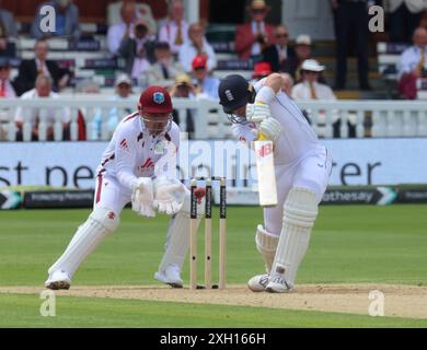 Londra, Regno Unito. 11 luglio 2024. L'England's Joe Root (Yorkshire) viene sconfitto da Gudakesh Motie delle Indie occidentali durante il Rothesay test il suo test Day 2 of 5 match tra Inghilterra e Indie occidentali al Lord's Cricket Ground di Londra l'11 luglio 2024 Credit: Action foto Sport/Alamy Live News Foto Stock