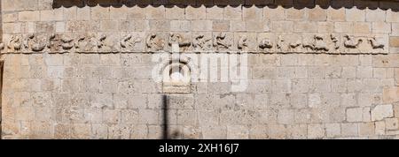 Fregio scultoreo con calendario agricolo, Cappella di San Galindo, Chiesa parrocchiale di San Bartolome, Campisabalos, Guadalajara, Spagna Foto Stock