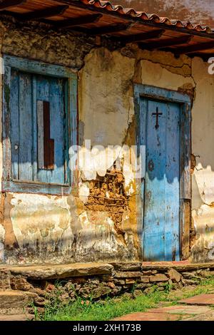 Vecchia e deteriorata casa fatta con rudimentale e antico stile coloniale Tecniche di costruzione a Ouro Preto Foto Stock