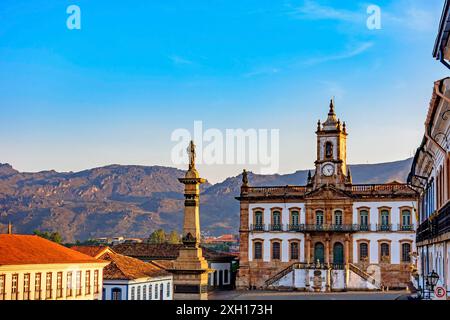 Antica piazza centrale di Ouro Preto con i suoi edifici storici e. Monumenti in architettura barocca e coloniale del 18 ° secolo Foto Stock