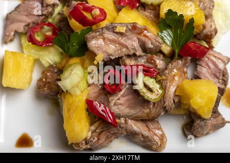 Insalata di carne tailandese con ananas Foto Stock