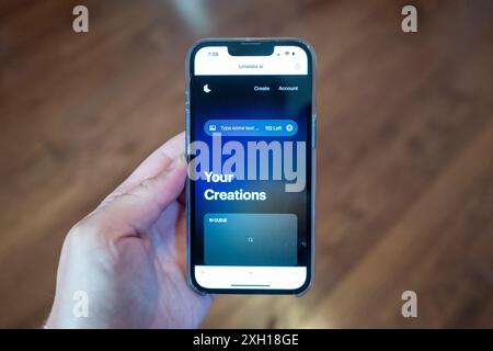 Lafayette, Stati Uniti. 26 giugno 2024. Mano della persona che tiene un iPhone e utilizza il generatore video di intelligenza artificiale Luma Labs Dream Machine, un sistema di intelligenza artificiale generativo per la creazione di video, Lafayette, California, 26 giugno 2024. (Foto di Smith Collection/Gado/Sipa USA) credito: SIPA USA/Alamy Live News Foto Stock