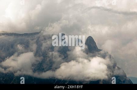 Nuvole spettacolari sullo Sciliar, l'Alpe di Siusi, l'alto Adige Foto Stock