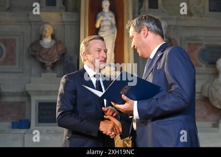 Oliver ZIPSE Vorstandsvorsitzender BMW AG, Markus SOEDER Ministerpraesident Bayern und CSU Vorsitzender. Verleihung Bayerischer Verdienstorden im Antiquariat der Residenz a Muenchen am 10.07.2024 *** Oliver ZIPSE Presidente del Consiglio di amministrazione BMW AG, Markus SOEDER Premier di Stato della Baviera e Presidente della CSU Award dell'ordine al merito bavarese nell'Antiquariato della residenza di Monaco il 10 07 2024 Foto Stock