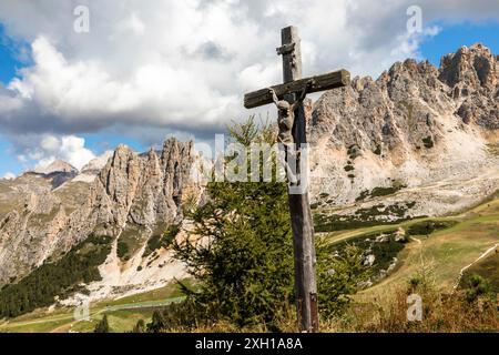 Vista dal Bustac alle cime del Cir al passo Gardena, alto Adige Foto Stock