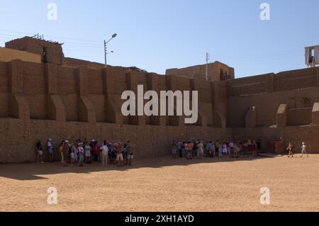 I turisti si rifugiano dal sole al tempio di Edfu, Assuan, Egitto Foto Stock