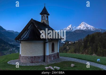 Alba alla Cappella Kirchleitn di fronte al Watzmann, Berchtesgaden Foto Stock