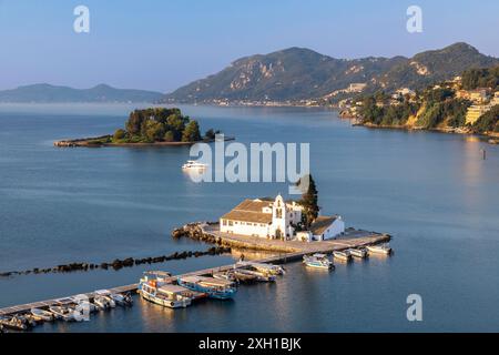 Mouse Island e Vlacherna Monastero di Kanoni, Kerkyra, Corfù Foto Stock