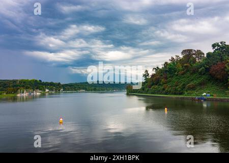 fiume Ruhr, bacino Baldeneysee, villa Hügel Essen Ruhrgebiet Nordrhein-Westfalen, Renania settentrionale Germania Foto Stock