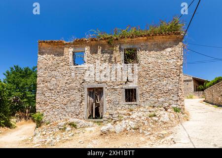 Rovine del villaggio abbandonato di Perithia a Corfù, Grecia Foto Stock