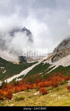 Ellmauer Tor al Wilder Kaiser di Wolken, Ellmau, Tirolo, Austria Foto Stock