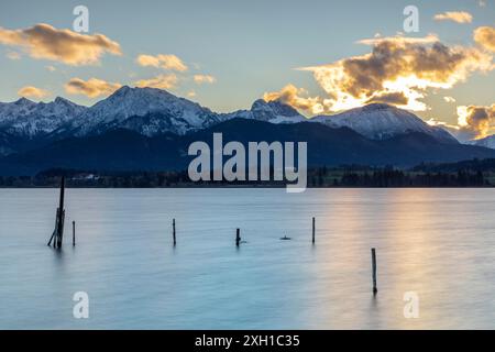 Tramonto sul lago Hopfensee in Baviera Foto Stock