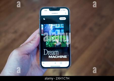 Lafayette, Stati Uniti. 26 giugno 2024. Mano della persona che tiene un iPhone e utilizza il generatore video di intelligenza artificiale Luma Labs Dream Machine, un sistema di intelligenza artificiale generativo per la creazione di video, Lafayette, California, 26 giugno 2024. (Foto di Smith Collection/Gado/Sipa USA) credito: SIPA USA/Alamy Live News Foto Stock