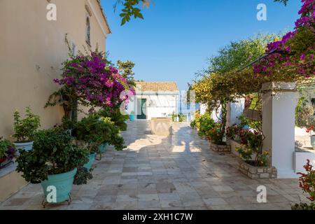 Di fronte alla chiesa del monastero di Paleokastritsa a Corfù Foto Stock