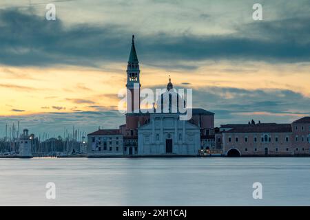 Vista di San Giorgio maggiore da Punta della Dogana a Venezia la mattina presto Foto Stock